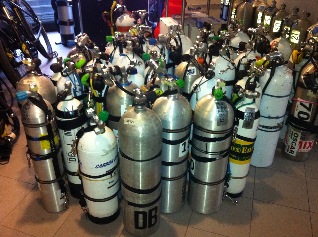 Belle brochette de bails out pour la plongée sur l'épave du sous marin U455