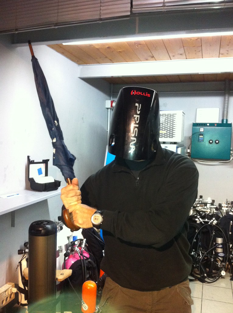 Drazen me pique mon rôle pour amuser la galerie et passer le temps afin de faire tomber la tension