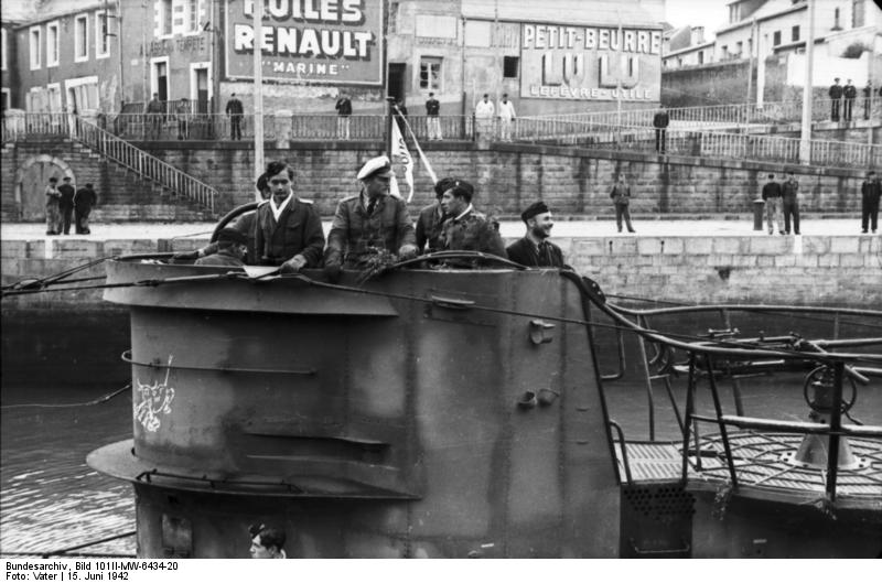 Le sous marin U455 A St Nazaire et montrant l'emblème de la 7° Flotille Bild 101II MW 6434 20