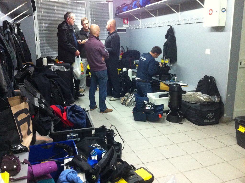 échanges entre les différents plongeurs de tous horizons lors de la préparation